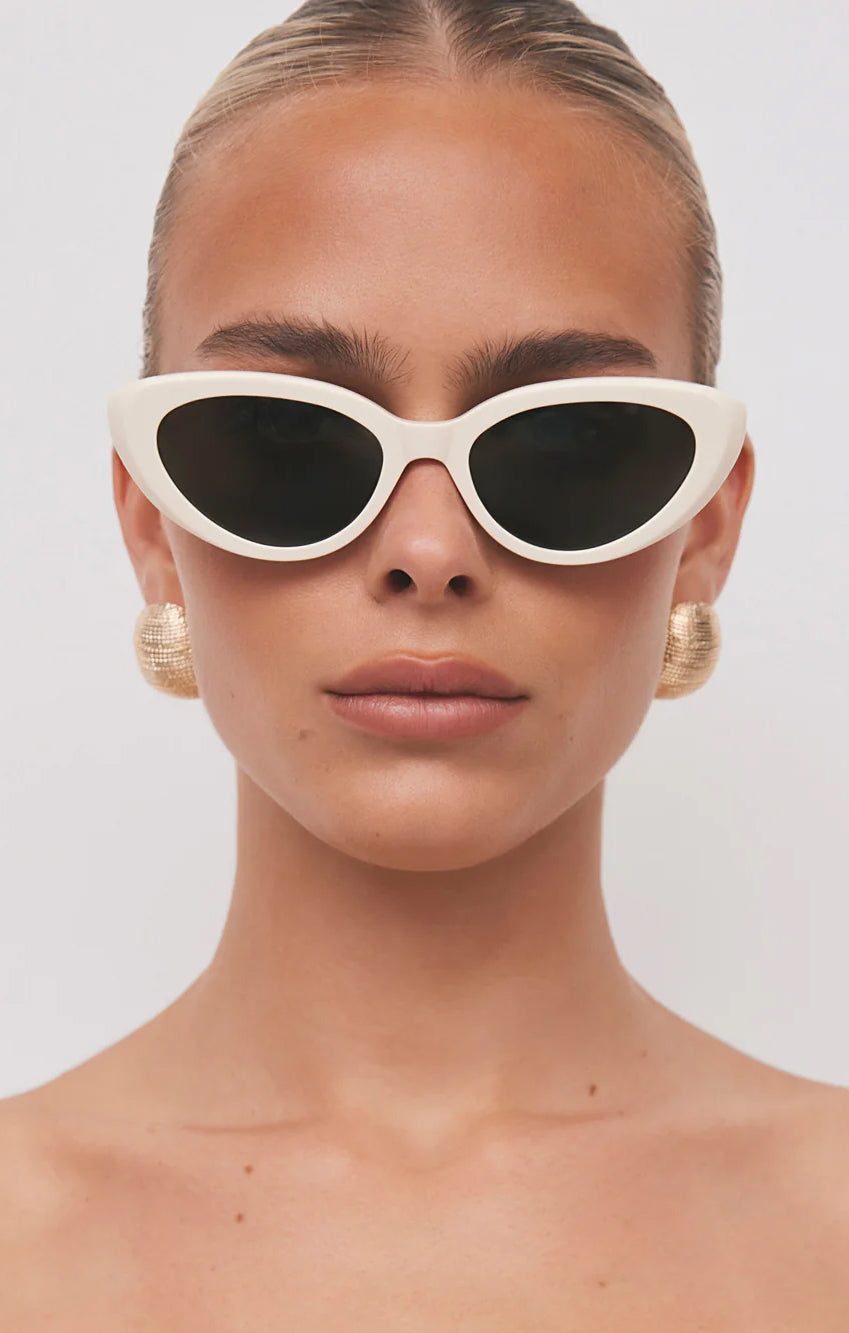 Cat-Eye Sunglasses with Retro Flair | Banbé The Sweeney Ivory