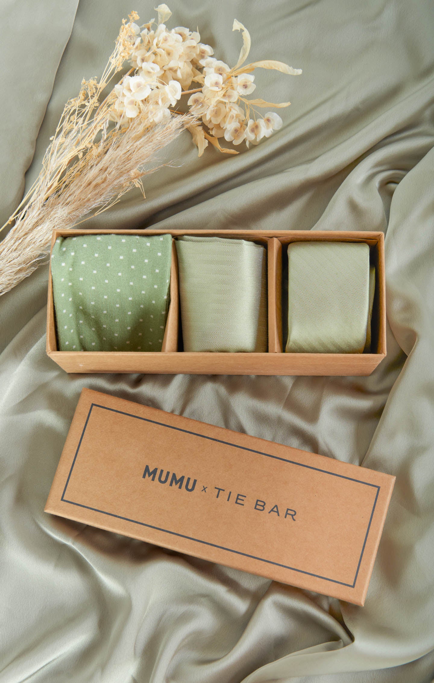 Groomsmen Gift Box with Tie, Pocket Square & Socks | Moss Green